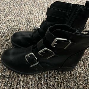 Black short women’s boots